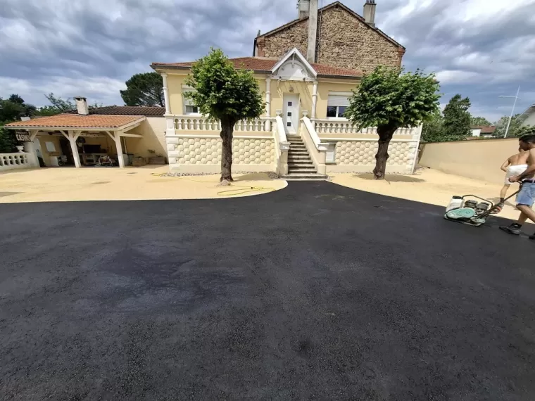 Application d'enrobé noir chaud à St Just St Rambert avec pose de pavés tépia beige et d'un sable stabilisé basalte ocre ainsi que la création d'un drain agricole pour eaux pluviales, Saint-Just-Saint-Rambert, Mon extérieur