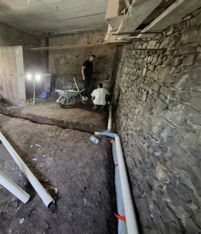 Passage de drainage agricole sous dalle avec canalisation eaux usées dans un dépôt à La Fouillouse, Saint-Just-Saint-Rambert, Mon extérieur