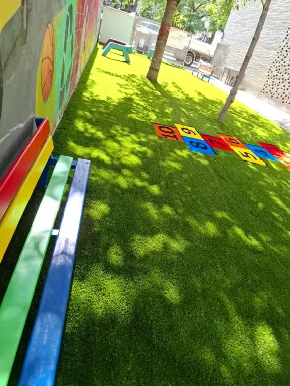 Aménagement extérieur en synthétique avec pose d'une jardinière dans une cour de jeux pour enfants à Saint-Etienne, Saint-Just-Saint-Rambert, Mon extérieur