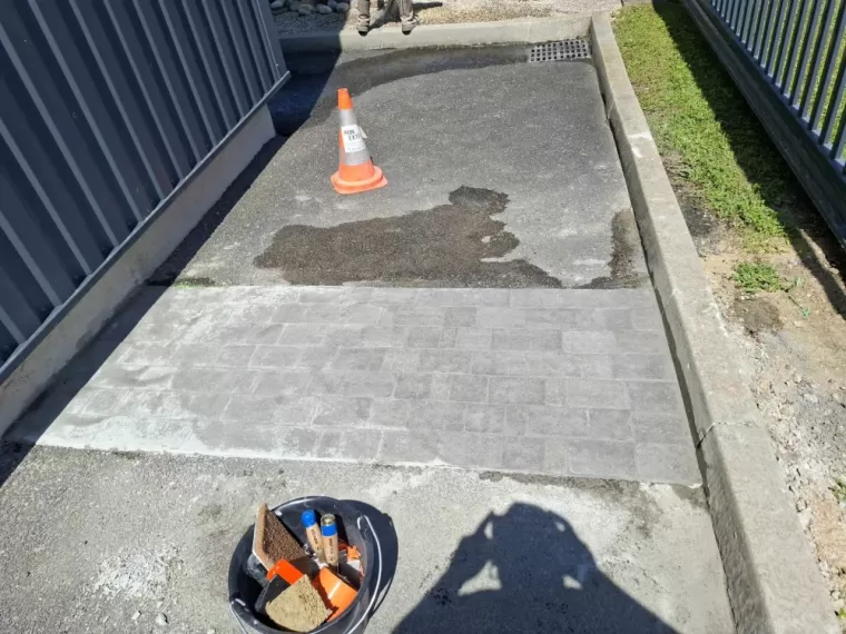 Réparation d'un Réseau d'eau usée non raccordé avec création d'un regard de visite et en finition la pose de pavés tépia gris à Saint Paul-en-Jarez , Saint-Just-Saint-Rambert, Mon extérieur