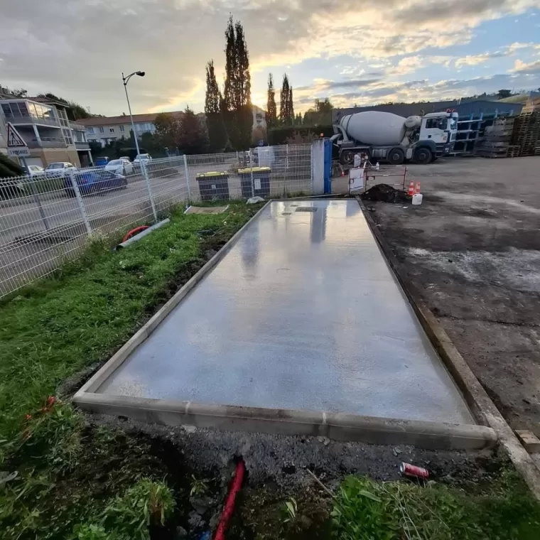 Création d'une dalle béton carrossable avec pose d'une fosse hydrocarbure à Roche la Molière, Saint-Just-Saint-Rambert, Mon extérieur