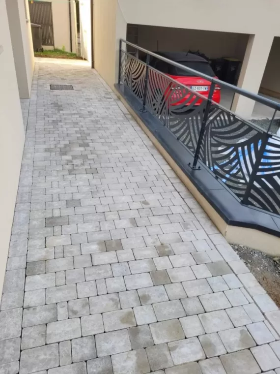 Création d'un chemin piéton en pavé tépia , structure et préparation avant l'application d'enrobé et repose d'un enrochement sur Périgneux, Saint-Just-Saint-Rambert, Mon extérieur
