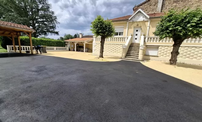 Application d'enrobé noir chaud à St Just St Rambert avec pose de pavés tépia beige et d'un sable stabilisé basalte ocre ainsi que la création d'un drain agricole pour eaux pluviales, Saint-Just-Saint-Rambert, Mon extérieur
