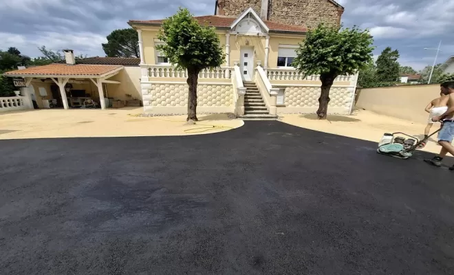 Application d'enrobé noir chaud à St Just St Rambert avec pose de pavés tépia beige et d'un sable stabilisé basalte ocre ainsi que la création d'un drain agricole pour eaux pluviales, Saint-Just-Saint-Rambert, Mon extérieur