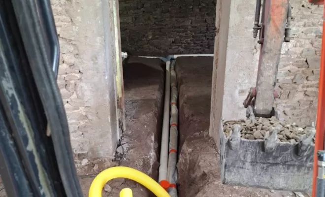Passage de drainage agricole sous dalle avec canalisation eaux usées dans un dépôt à La Fouillouse, Saint-Just-Saint-Rambert, Mon extérieur