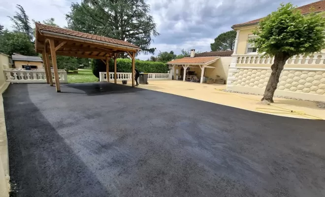 Application d'enrobé noir chaud à St Just St Rambert avec pose de pavés tépia beige et d'un sable stabilisé basalte ocre ainsi que la création d'un drain agricole pour eaux pluviales, Saint-Just-Saint-Rambert, Mon extérieur