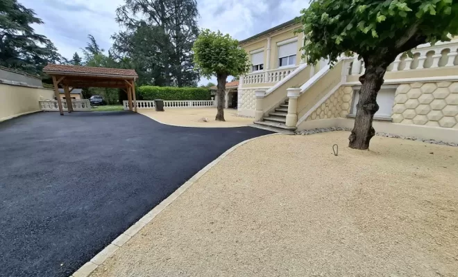Application d'enrobé noir chaud à St Just St Rambert avec pose de pavés tépia beige et d'un sable stabilisé basalte ocre ainsi que la création d'un drain agricole pour eaux pluviales, Saint-Just-Saint-Rambert, Mon extérieur