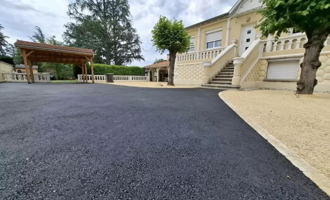Application d'enrobé noir chaud à St Just St Rambert avec pose de pavés tépia beige et d'un sable stabilisé basalte ocre ainsi que la création d'un drain agricole pour eaux pluviales, Saint-Just-Saint-Rambert, Mon extérieur