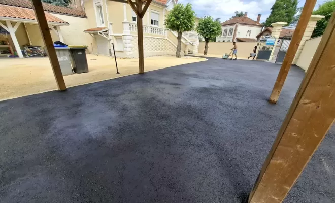 Application d'enrobé noir chaud à St Just St Rambert avec pose de pavés tépia beige et d'un sable stabilisé basalte ocre ainsi que la création d'un drain agricole pour eaux pluviales, Saint-Just-Saint-Rambert, Mon extérieur
