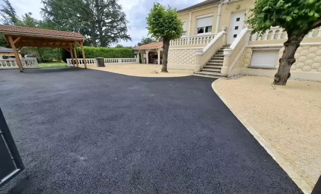 Application d'enrobé noir chaud à St Just St Rambert avec pose de pavés tépia beige et d'un sable stabilisé basalte ocre ainsi que la création d'un drain agricole pour eaux pluviales, Saint-Just-Saint-Rambert, Mon extérieur