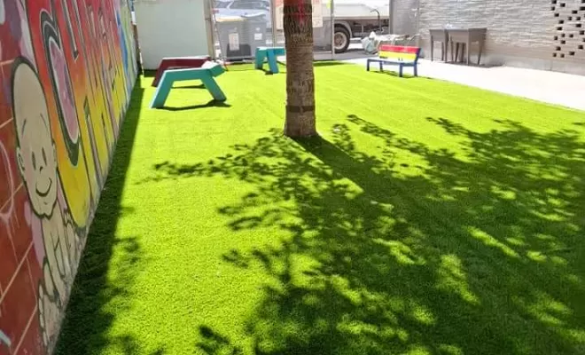 Aménagement extérieur en synthétique avec pose d'une jardinière dans une cour de jeux pour enfants à Saint-Etienne, Saint-Just-Saint-Rambert, Mon extérieur