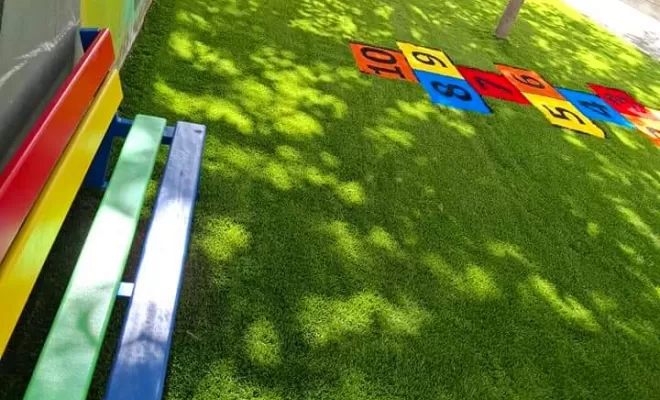 Aménagement extérieur en synthétique avec pose d'une jardinière dans une cour de jeux pour enfants à Saint-Etienne, Saint-Just-Saint-Rambert, Mon extérieur
