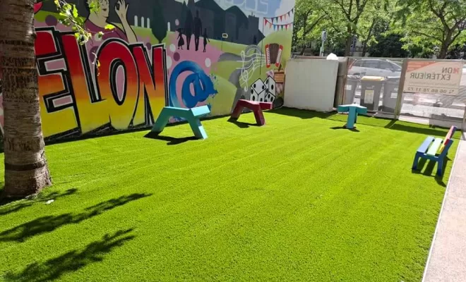 Aménagement extérieur en synthétique avec pose d'une jardinière dans une cour de jeux pour enfants à Saint-Etienne, Saint-Just-Saint-Rambert, Mon extérieur
