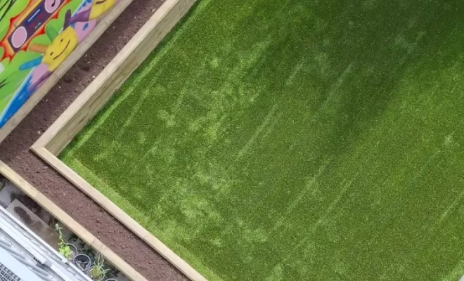 Aménagement extérieur en synthétique avec pose d'une jardinière dans une cour de jeux pour enfants à Saint-Etienne, Saint-Just-Saint-Rambert, Mon extérieur