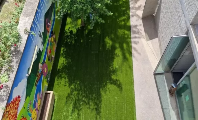 Aménagement extérieur en synthétique avec pose d'une jardinière dans une cour de jeux pour enfants à Saint-Etienne, Saint-Just-Saint-Rambert, Mon extérieur