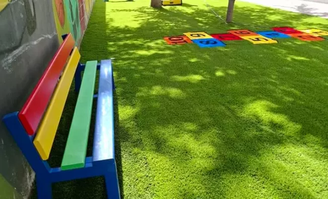 Aménagement extérieur en synthétique avec pose d'une jardinière dans une cour de jeux pour enfants à Saint-Etienne, Saint-Just-Saint-Rambert, Mon extérieur