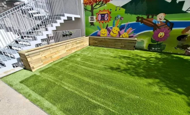 Aménagement extérieur en synthétique avec pose d'une jardinière dans une cour de jeux pour enfants à Saint-Etienne, Saint-Just-Saint-Rambert, Mon extérieur