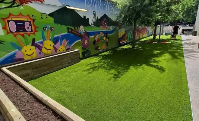 Aménagement extérieur en synthétique avec pose d'une jardinière dans une cour de jeux pour enfants à Saint-Etienne, Saint-Just-Saint-Rambert, Mon extérieur