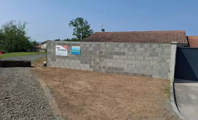 Création d'un mur en parpaing et l'installation d'un synthétique sur stabilisé à Andrézieux, Saint-Just-Saint-Rambert, Mon extérieur