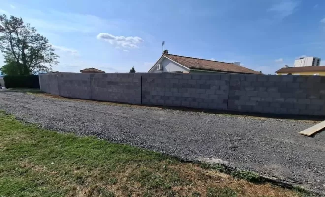 Création d'un mur en parpaing et l'installation d'un synthétique sur stabilisé à Andrézieux, Saint-Just-Saint-Rambert, Mon extérieur