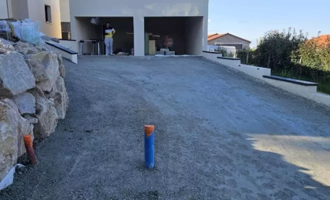 Création d'un chemin piéton en pavé tépia , structure et préparation avant l'application d'enrobé et repose d'un enrochement sur Périgneux, Saint-Just-Saint-Rambert, Mon extérieur