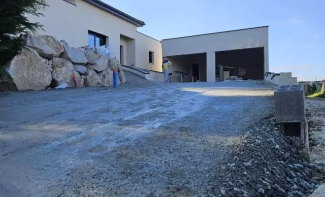 Création d'un chemin piéton en pavé tépia , structure et préparation avant l'application d'enrobé et repose d'un enrochement sur Périgneux, Saint-Just-Saint-Rambert, Mon extérieur