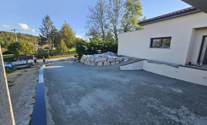 Création d'un chemin piéton en pavé tépia , structure et préparation avant l'application d'enrobé et repose d'un enrochement sur Périgneux, Saint-Just-Saint-Rambert, Mon extérieur