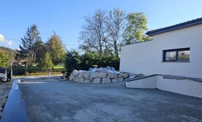 Création d'un chemin piéton en pavé tépia , structure et préparation avant l'application d'enrobé et repose d'un enrochement sur Périgneux, Saint-Just-Saint-Rambert, Mon extérieur
