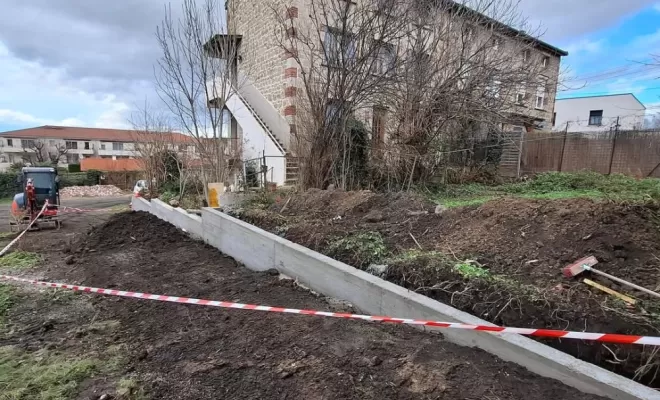 Clôture de soutènement en béton armé à Villars, Saint-Just-Saint-Rambert, Mon extérieur
