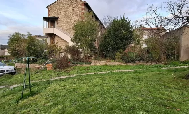 Clôture de soutènement en béton armé à Villars, Saint-Just-Saint-Rambert, Mon extérieur