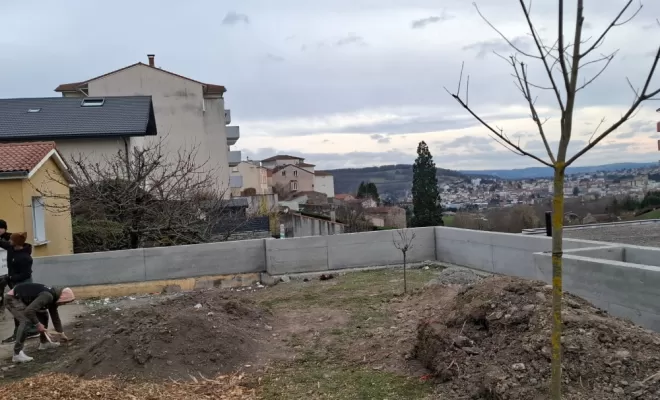 Rehaussement d'un mur de clôture en béton armée plein à St Genest Lerpt, Saint-Just-Saint-Rambert, Mon extérieur