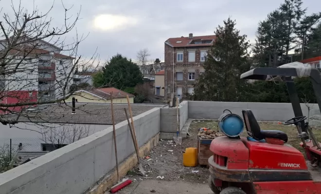 Rehaussement d'un mur de clôture en béton armée plein à St Genest Lerpt, Saint-Just-Saint-Rambert, Mon extérieur